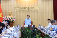 Le ministre des Affaires étrangères, Le Hoai Trung, préside une réunion interministérielle consacrée à l'examen et au suivi de la mise en œuvre des engagements et accords internationaux. Photo : VNA