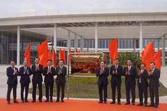 La cérémonie de pose de la plaque commémorative au Centre de conférences et de spectacles. Photo : https://vneconomy.vn/