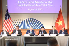 Le vice-Premier ministre Nguyen Van Thang (centre) participe à une table ronde et rencontre des représentants d’une soixantaine d’entreprises, de groupes, d’institutions financières et d’investisseurs américains. Photo : VNA