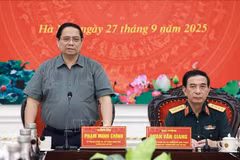 Le PM Pham Minh Chinh travaille avec les dirigeants de la Commission militaire centrale et du ministère de la Défense nationale sur le développement de l'industrie de la défense. Photo : VNA