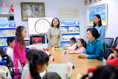 Mme Ngo Phuong Ly se rend visite aux enseignants et aux élèves de la classe de vietnamien Lac Hong. Photo : VNA