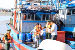 Des responsables du poste de garde-frontière de Ca Na et du Comité de gestion du port de pêche de Ca Na (Khanh Hoa) inspectent les documents relatifs aux navires de pêche et aux pêcheurs. Photo : VNA