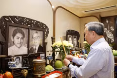 To Lam brûle de l’encens en mémoire du Premier ministre Vo Van Kiet. Photo : VNA
