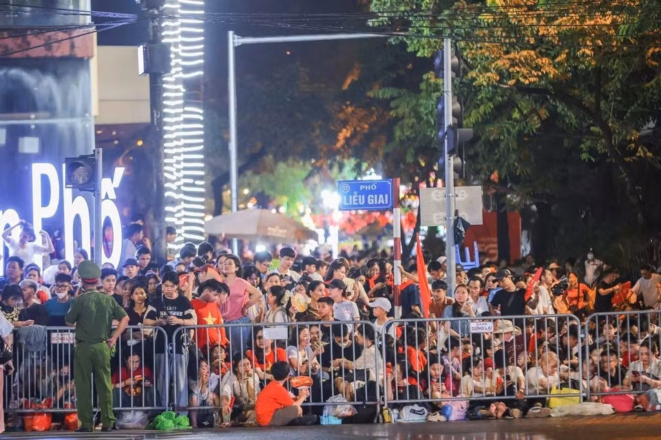 Des personnes se sont rassemblées pendant la nuit du 1er septembre pour attendre le défilé qui se tiendra solennellement le 2 septembre. Photo : VNA