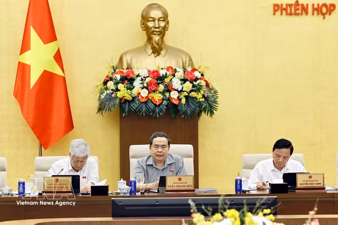 Le président de l’Assemblée nationale Tran Thanh Man (milieu) s'exprime lors de la séance. Photo: VNA