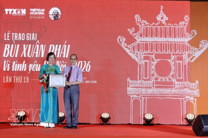 Le Grand Prix Bui Xuan Phai – Pour l’amour de Hanoï 2026 décerné au poète Bang Viet. Photo: VNA