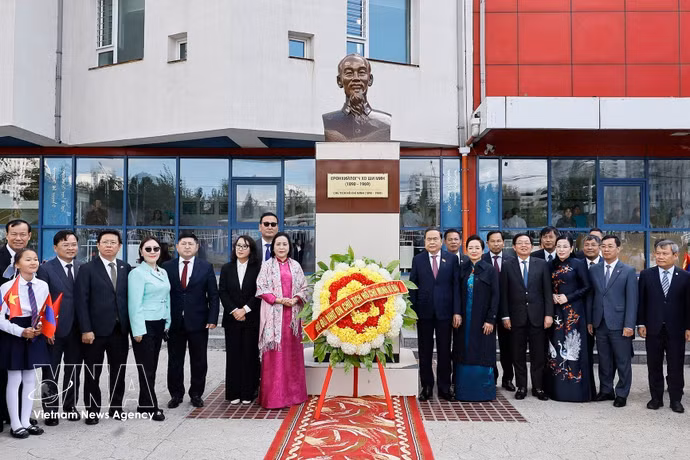 Le président de l'AN Trân Thanh Mân, son épouse et la haute délégation déposent des fleurs devant le monument du Président Hô Chi Minh. Photo: VNA