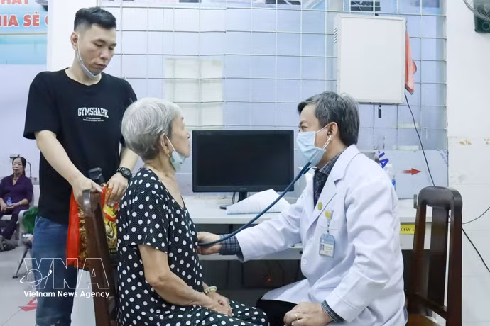 Plus de la moitié des Vietnamiens ont bénéficié d’un bilan de santé gratuit. Photo: VNA
