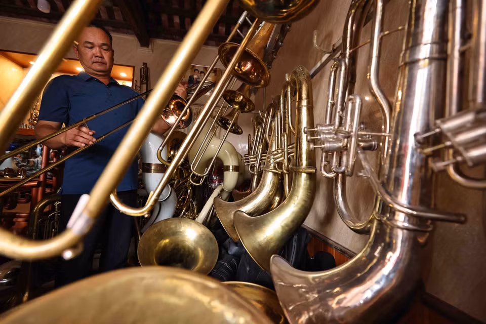 Une fois réparé, l'instrument est testé par Nguyên Van Huong. Photo : VNA