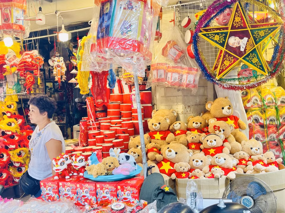 Les jouets originaux et traditionnels pour la Fête de la mi-automne sont exposés dans les magasins de la rue Hàng Ma (quartier de Hoàn Kiêm, à Hanoï). Cette rue est célèbre pour ses produits saisonniers et se pare de couleurs vives à l'approche du Têt Trung Thu, proposant une variété de lanternes, masques et autres jouets qui font la joie des enfants. Photo : VNA