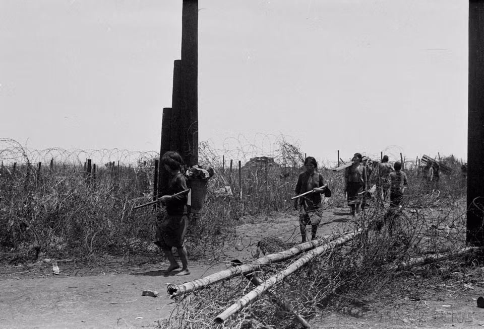 Les habitants de Gia Rai retournent dans leur village après la libération, en 1975. Photo : VNA