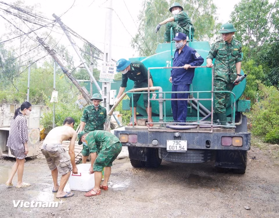 Le 24 novembre, le poste de garde-frontière du port de Nha Trang, dans la province de Khanh Hoa, a poursuivi leur soutien aux populations touchées par les récentes inondations. Photo : VNA