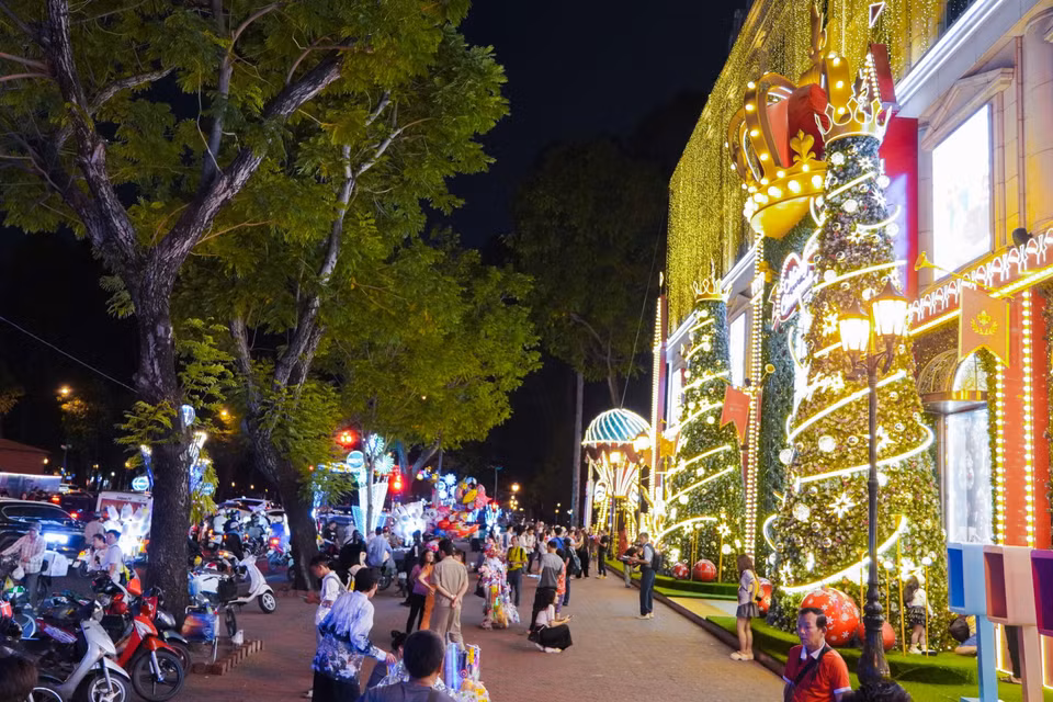 Des foules de gens au centre commercial pour célébrer Noël. Photo : VNA