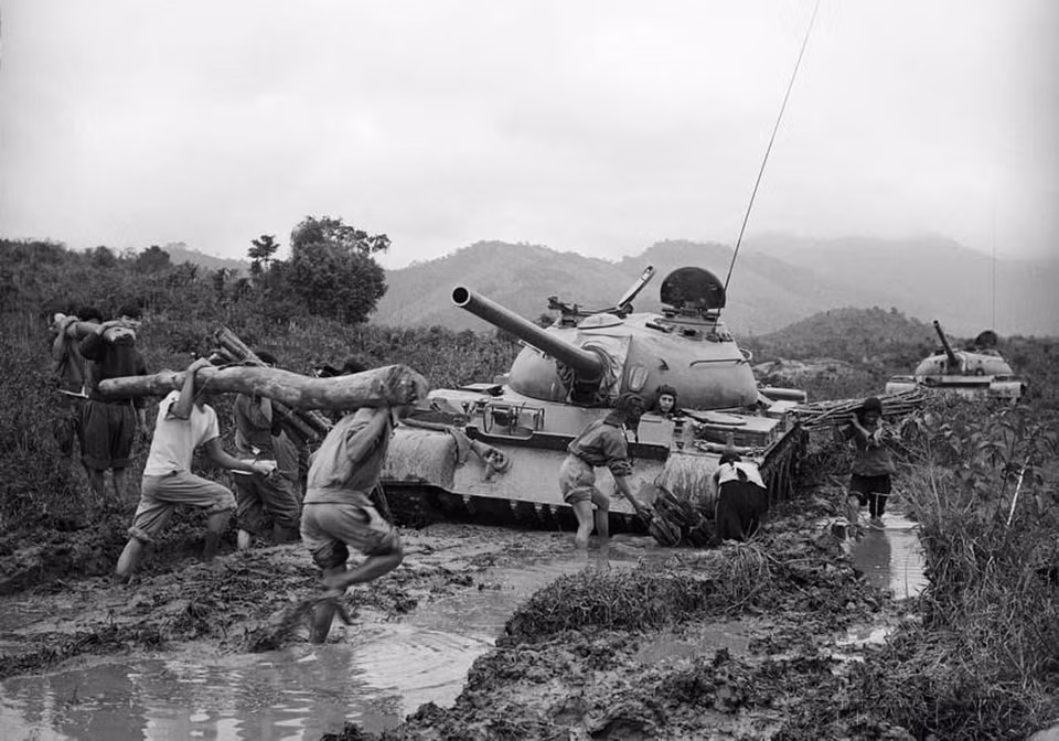 Des milices locales ont participé au désenbourbement de chars de l'Armée de libération du Vietnam lors de la campagne du Tay Nguyen en 1975. Photo : VNA