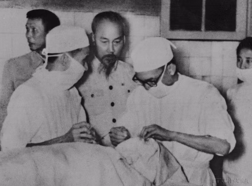 Le président Ho Chi Minh visite l'Hôpital central ophtalmologique. Photo : VNA