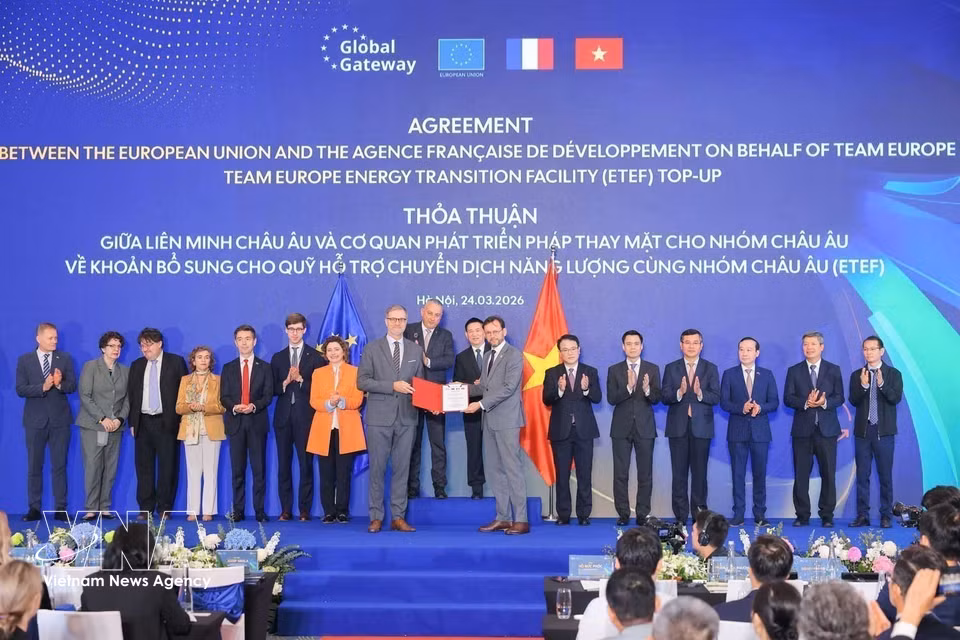Le vice-Premier ministre, Ho Duc Phoc, et le commissaire européen aux partenariats internationaux, Jozef Síkela, assistent à la cérémonie de remise d’un accord entre l’UE et l’Agence française de développement (AFD) concernant une contribution supplémentaire au Fonds de soutien à la transition énergétique de l’Équipe Europe (ETEF) (mars 2026).