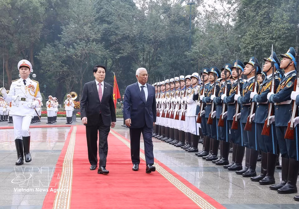 Le président Luong Cuong et le président du Conseil européen, António Costa, passent en revue la garde d’honneur de l’Armée populaire du Vietnam lors de sa visite officielle au Vietnam, en janvier 2026.