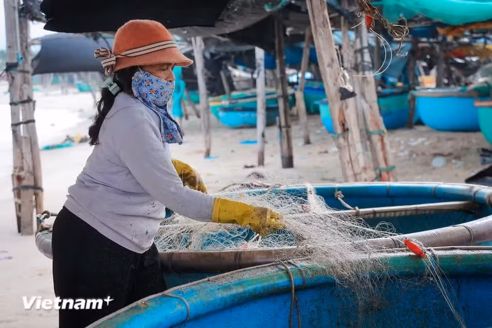 Depuis des générations, les habitants vivent de la pêche en mer et de la capture des produits de la mer, aussi bien près des côtes qu’au large. Photo: Vietnam+