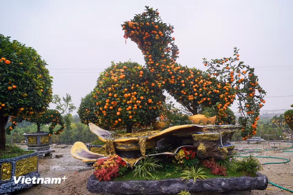 Cette œuvre d'art, intitulée « Nhat Ma Phi Tu Bao Ngoc » (Cheval volant rassemblant des trésors), s’inspire de la figure d’un cheval enlaçant une sphère. Elle est proposée à la vente pour environ 30 millions de dongs. Photo : Vietnam+