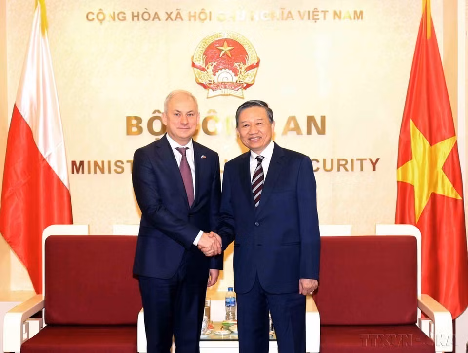 Le général de corps d'armée To Lam, ministre de la Sécurité publique (droite), reçoit le président de de la gauche démocratique Grzegorz Napieralski, en visite de travail au Vietnam, le 27 novembre 2018. Photo : VNA