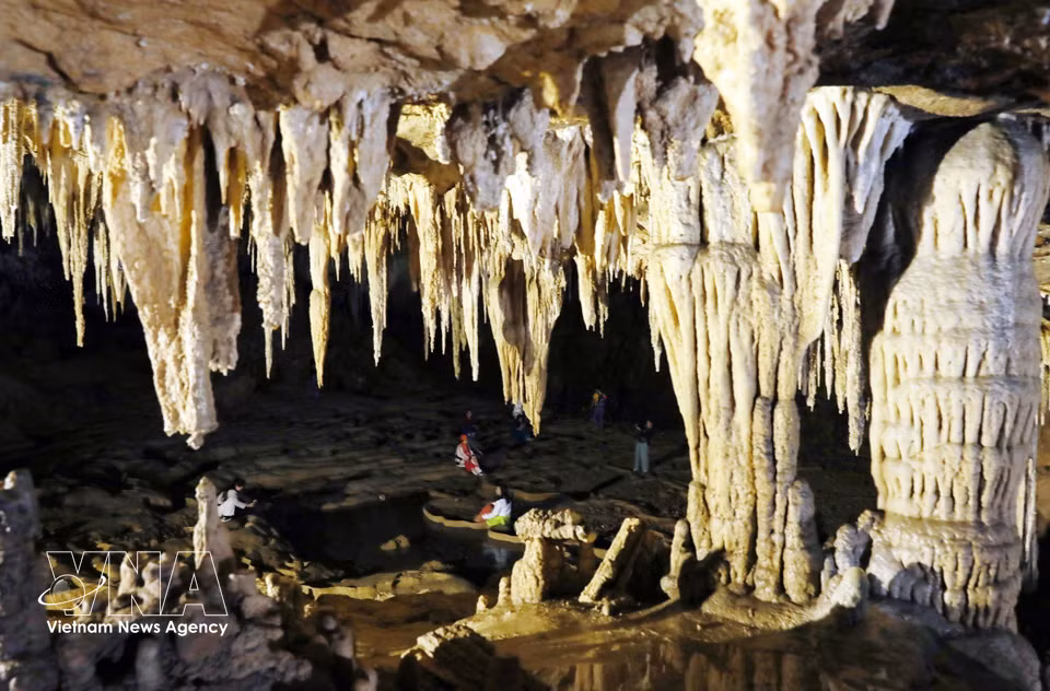 Sculptées par le temps dans le silence de la roche, les stalactites dessinent un monde minéral féerique, où chaque goutte semble avoir laissé son empreinte au fil des millions d’années.
