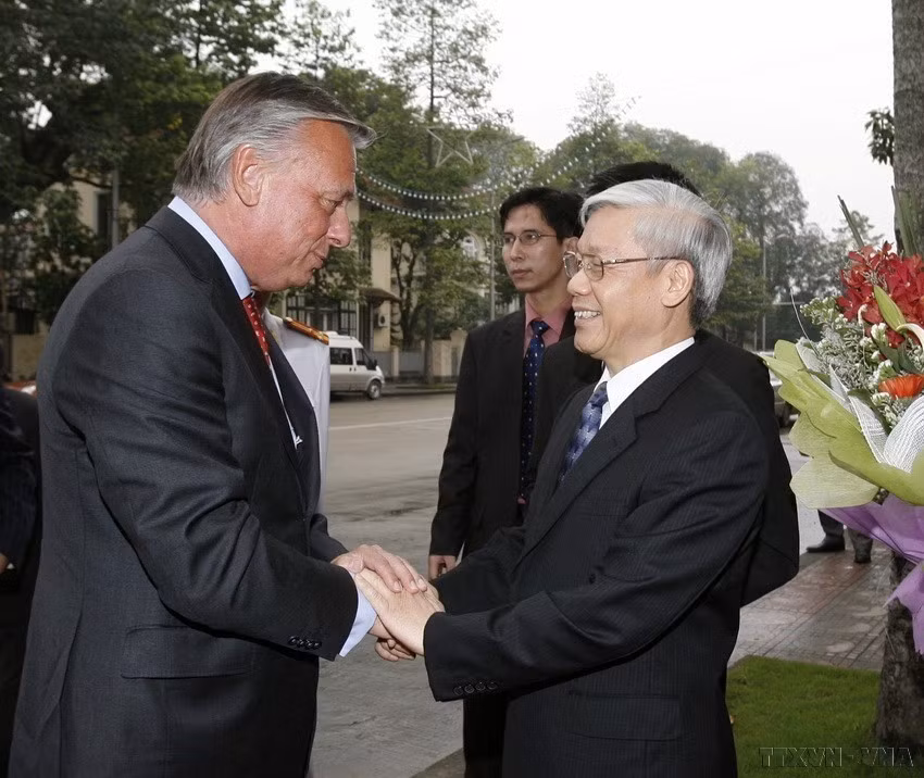 Le président de l'Assemblée nationale, Nguyen Phu Trong (droite), accueille le président de la Chambre des représentants belge, Patrick Dewael, en visite d'amitié officielle au Vietnam (Hanoï, 14 avril 2010). Photo : VNA