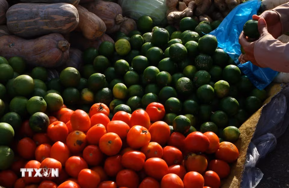 Les paniers de fruits apportent des touches de couleurs vives au tableau pittoresque des marchés ruraux du delta du Mékong.
