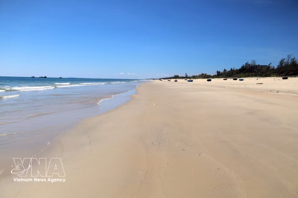 Une magnifique plage encore préservée dans la commune de Tam Xuan, ville de Da Nang.