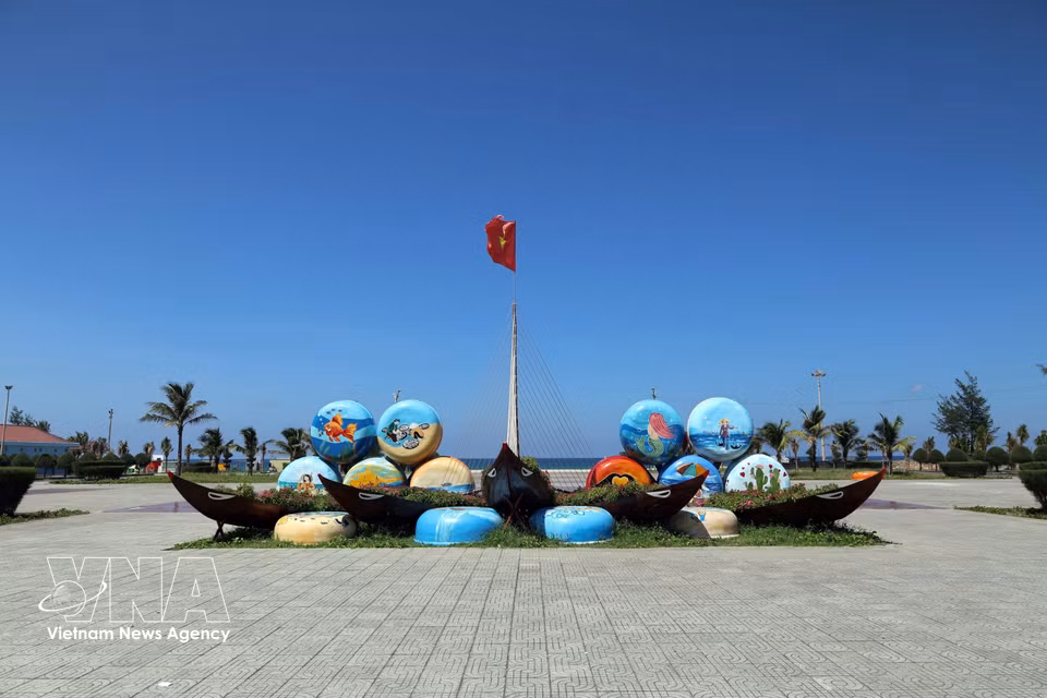 L’espace décoré de la place maritime de Tam Thanh, dans le quartier de Quang Phu, ville de Da Nang, offre un cadre coloré et convivial, mettant en valeur l’identité maritime et l’atmosphère paisible de ce quartier côtier.