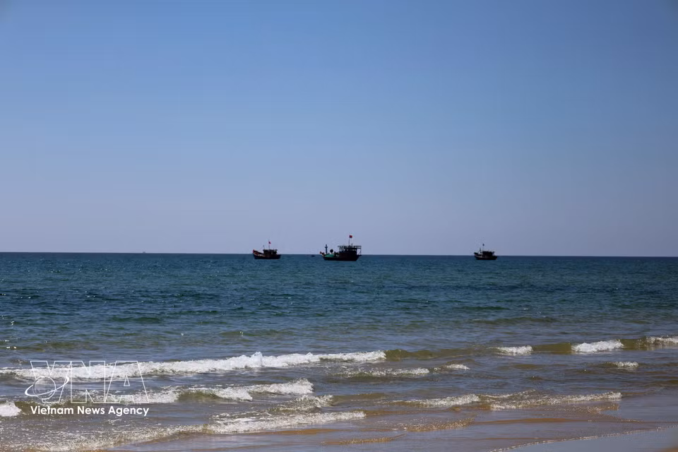 Depuis la plage, les visiteurs peuvent facilement apercevoir les bateaux de pêche des habitants des villages côtiers, qui se balancent au gré des vagues.