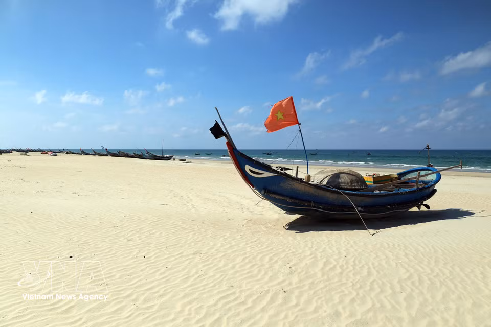 De petites embarcations de pêche des habitants reposent paisiblement sur le sable blanc et fin après leur retour de mer, offrant une scène pittoresque qui témoigne du rythme de vie traditionnel des communautés côtières.