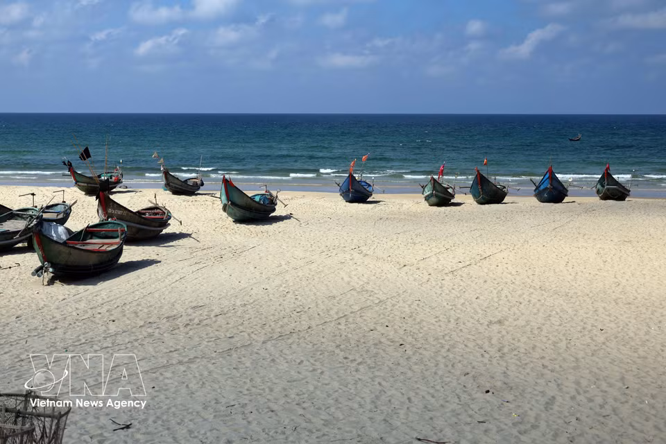 Ces petites barques de pêcheurs échouées sur le sable composent un magnifique tableau.