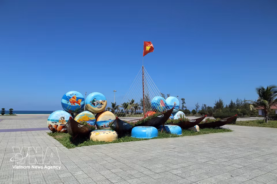 L’espace aménagé et décoré de la place maritime de Tam Thanh, dans le quartier de Quang Phu, ville de Da Nang, crée une atmosphère colorée et conviviale.