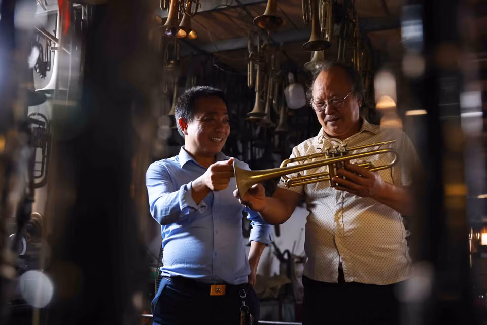 Les instruments de musique fabriqués à Pham Phao sont réputés dans tout le pays, et même au-delà de nos frontières, pour leur sonorité exceptionnelle et leur qualité de fabrication. Photo : VNA