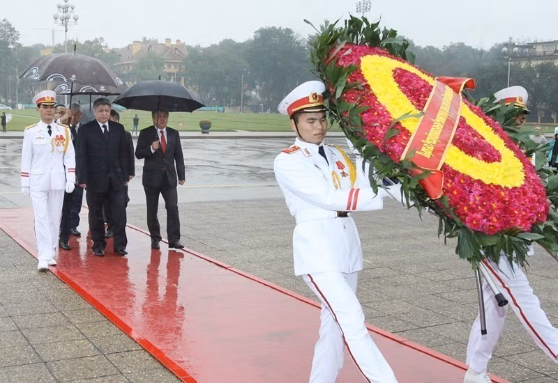 Une délégation du ministère kirghize des Affaires étrangères, conduite par son ministre Abdyldaev Erlan Bekeshovich, rend hommage au Président Ho Chi Minh en son mausolée, le 18 février 2014 à Hanoï. Photo : VNA