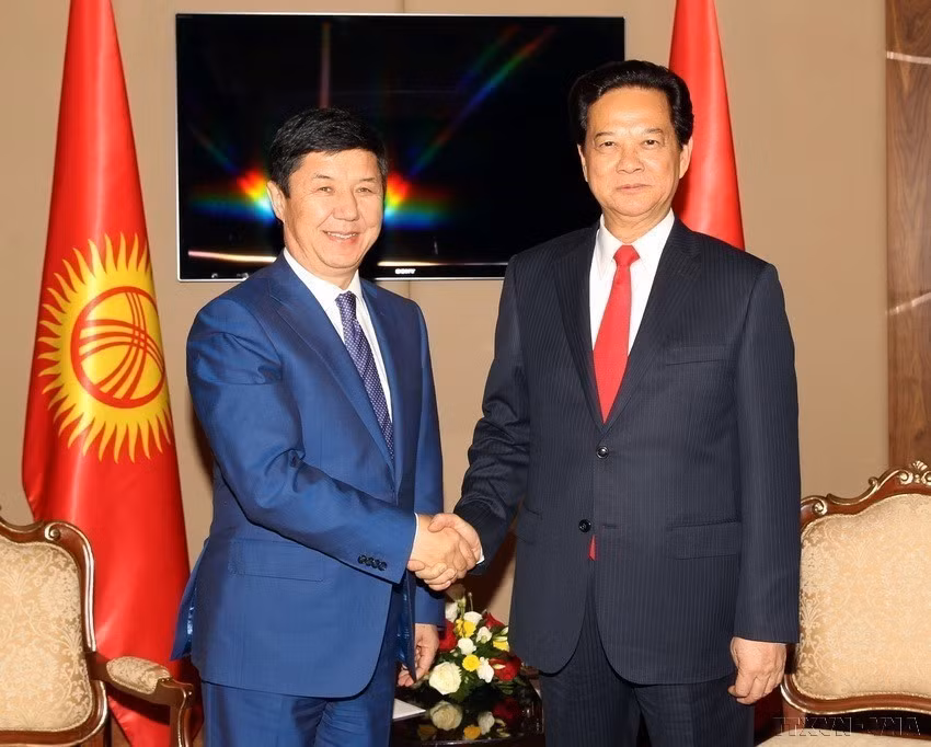 Lors de sa participation à la cérémonie officielle de signature de l'accord de libre-échange (ALE) entre le Vietnam et l'Union économique eurasienne au Kazakhstan, le 29 mai 2015, le Premier ministre Nguyen Tan Dung rencontre son homologue kirghize Temir Sariyev. Photo : VNA