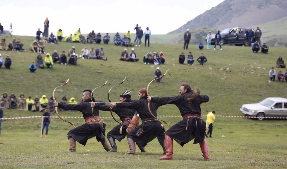Kirghizes pratiquant des sports traditionnels lors d'un festival à Bichkek. Photo : VNA
