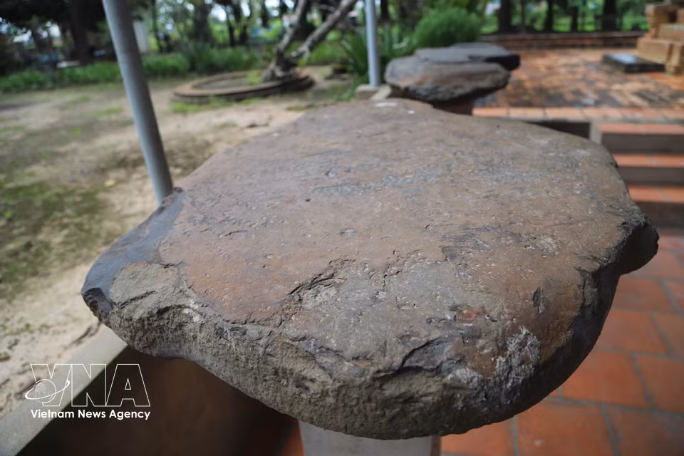 Des objets anciens conservés dans l’enceinte de la tour de Binh Thanh. Photo : Thanh Tan/VNA