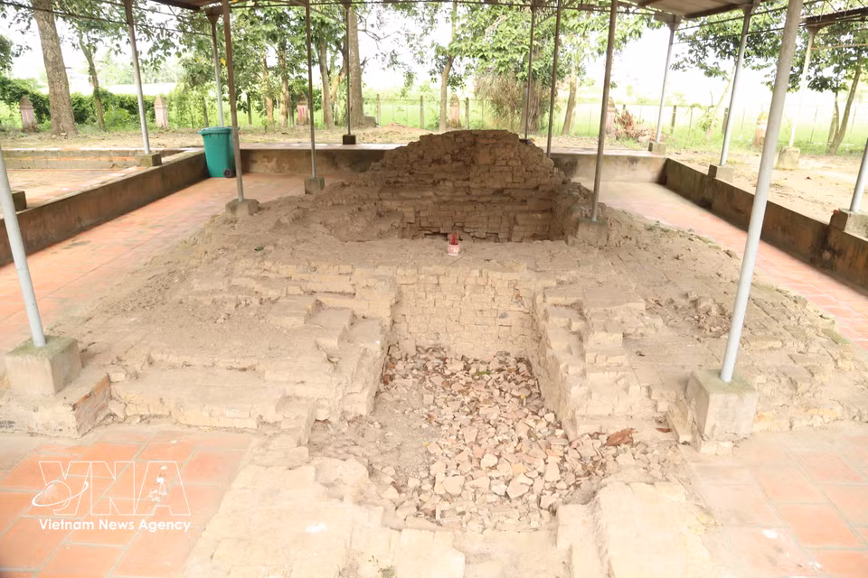 Les études et fouilles archéologiques révèlent que le site comptait autrefois trois tours en briques. Aujourd’hui, une seule est encore relativement bien conservée, tandis que les deux autres ne subsistent plus qu’à l’état de vestiges. Photo : Thanh Tan/VNA