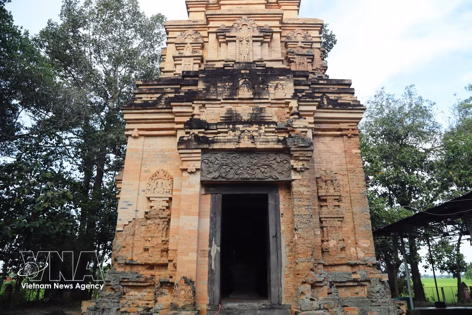 La façade de la tour ancienne de Binh Thanh, avec son unique entrée. Construite en briques cuites soigneusement assemblées, la tour repose sur une base carrée et s’élève à environ 10 m. Son entrée principale est orientée vers l’est, tandis que les trois autres façades présentent de fausses portes et de nombreux motifs décoratifs. Photo : Thanh Tan/VNA