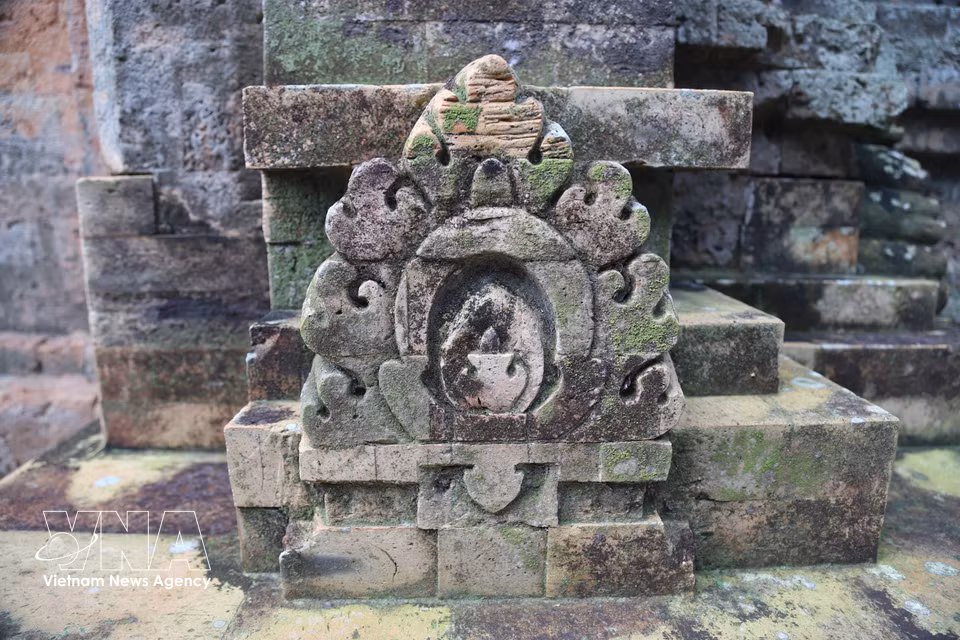 Les motifs sculptés de la tour de Binh Thanh témoignent d’une culture ancienne. Photo : Thanh Tan/VNA
