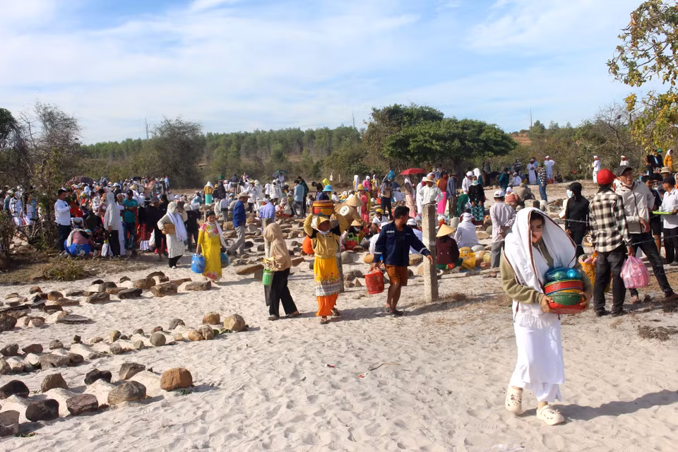 Parés de leurs habits traditionnels, les Cham apportent des offrandes symboliques sur les tombes de leurs aïeux, exprimant ainsi leur dévotion et perpétuant les liens sacrés qui les unissent à leurs ancêtres. Photo : VNA