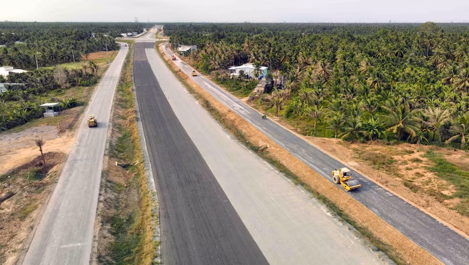 Route reliant le pont Rach Mieu 2, section dans le district de Chau Thanh, province de Ben Tre. Photo : VNA