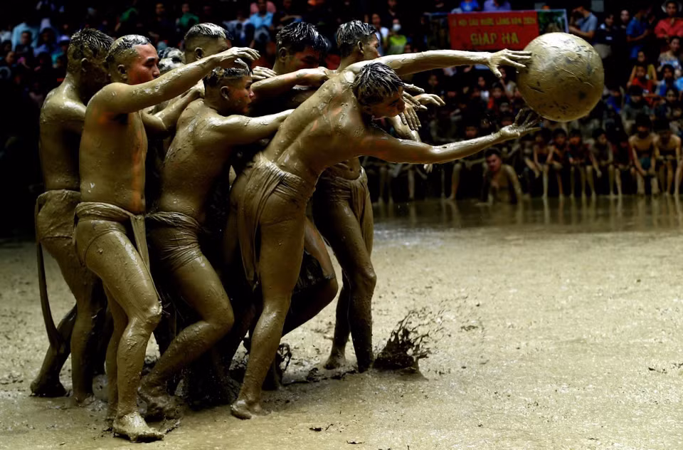 La photographie, en tant qu'art et outil de communication, joue un rôle essentiel dans la promotion de l'image du Vietnam et de certaines de ses traditions uniques au monde, par exemple la fête de lutte pour la boule en terrain boueux. Photo : VNA