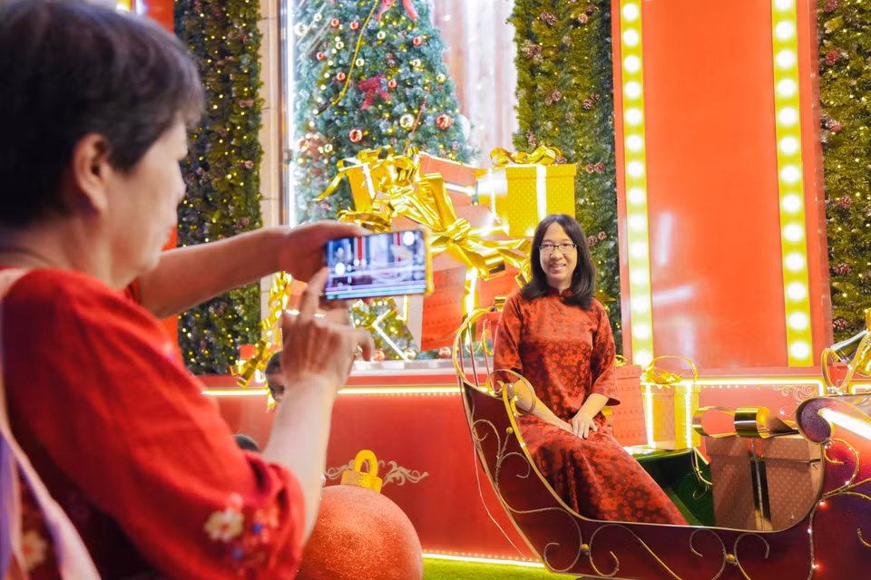 De nombreuses personnes choisissent le rouge comme couleur principale pour capturer les moments de Noël. Photo : VNA