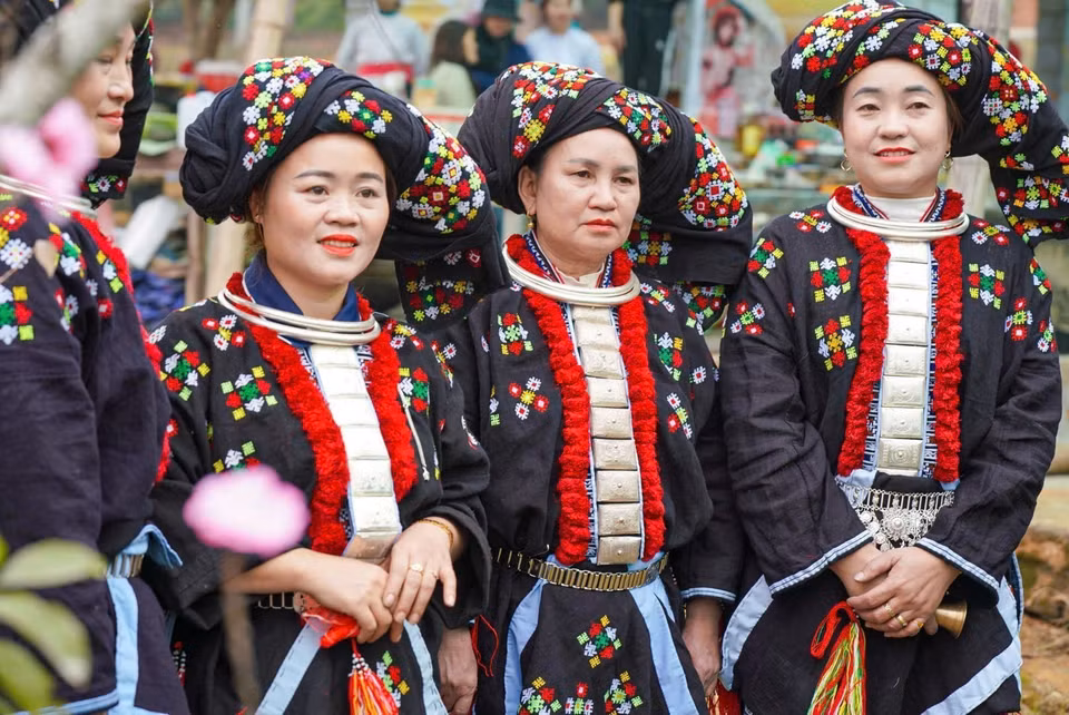 Les Dao attachent une grande importance à l'habillement. Les costumes des femmes se composent d'une chemise, d'un foulard, d'un pantalon, d'une ceinture, de jambières et de bijoux en argent. Photo : VNA