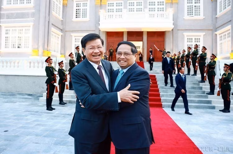 Lors de sa visite pour assister aux 44e et 45e Sommets de l'ASEAN et aux conférences connexes à Vientiane (Laos), dans l'après-midi du 8 octobre 2024, le Premier ministre Pham Minh Chinh (droite) rencontre le secrétaire général et président lao Thongloun Sisoulith. Photo : -VNA