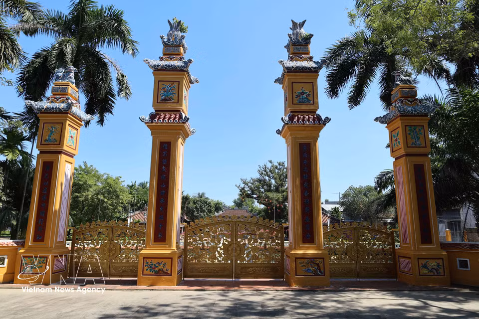 La porte à trois entrées et ses quatre piliers emblématiques au site architectural et artistique national de Van Thanh-Khong Mieu. Photo : VNA