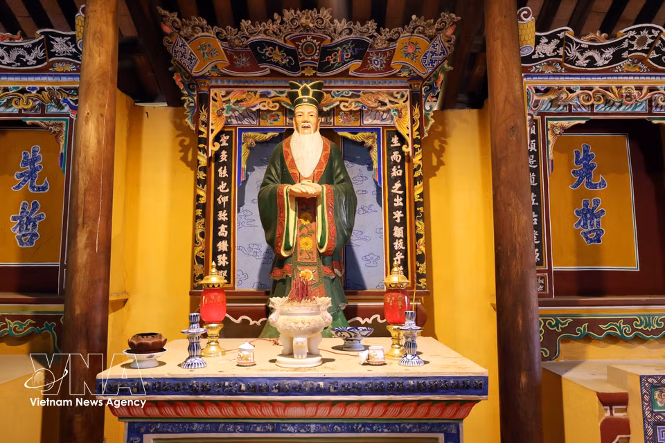 La statue de Confucius conservée dans le site architectural et artistique national de Van Thanh-Khong Mieu. Photo : VNA
