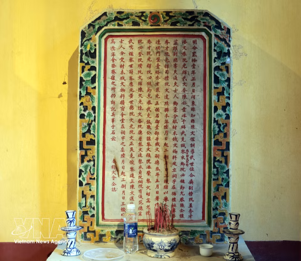 Une ancienne stèle conservée au site architectural et artistique national de Van Thanh-Khong Mieu, . Photo : VNA